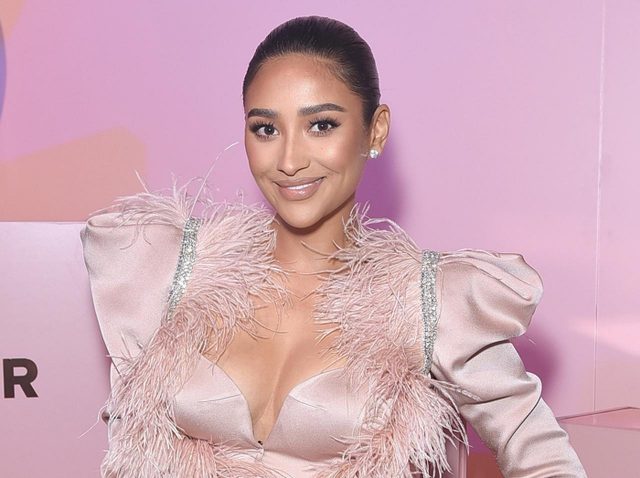 シェイ・ミッチェルが「セミヌード写真」で妊娠を発表！昨年の流産乗り越え