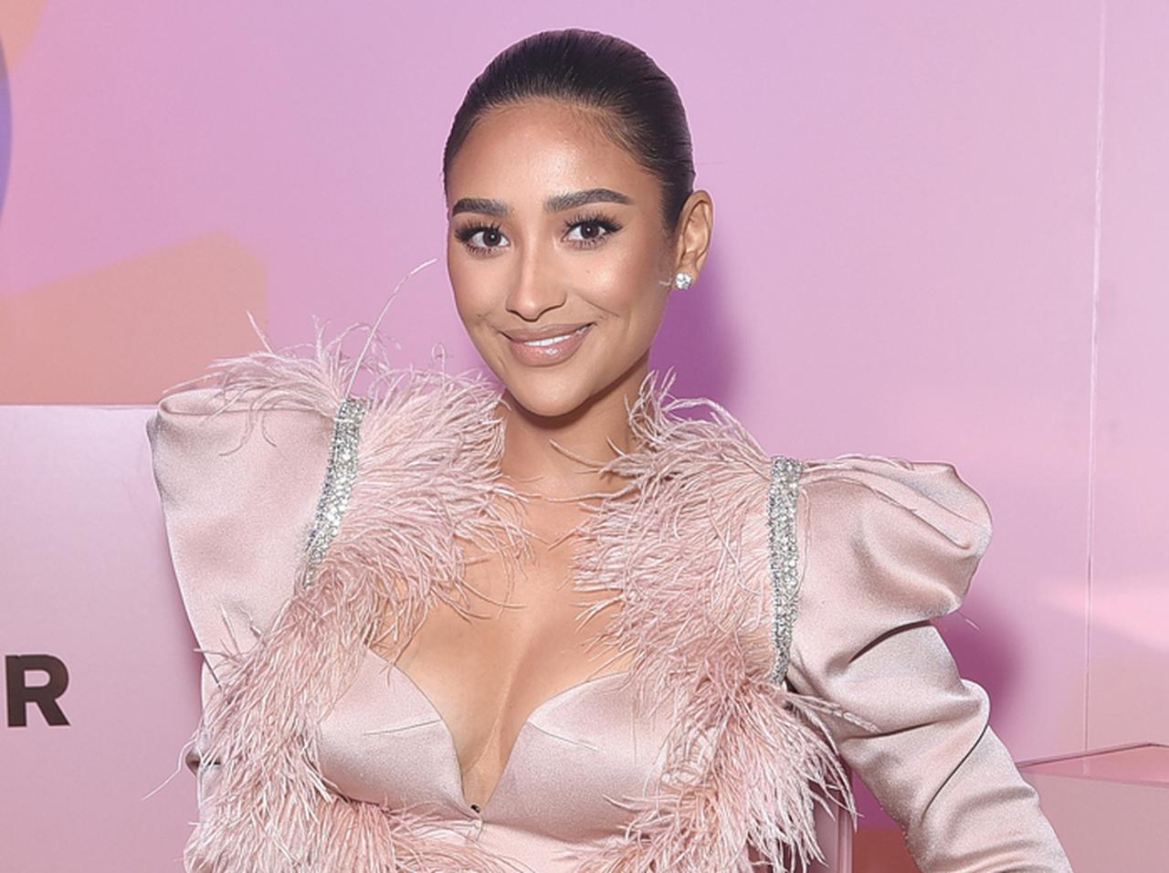 シェイ・ミッチェルが「セミヌード写真」で妊娠を発表!昨年の流産乗り越え