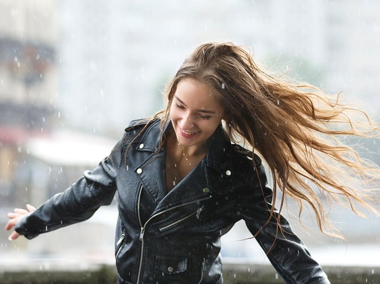 メイクが崩れる梅雨に買い足すべき「意外なコスメ」とは?