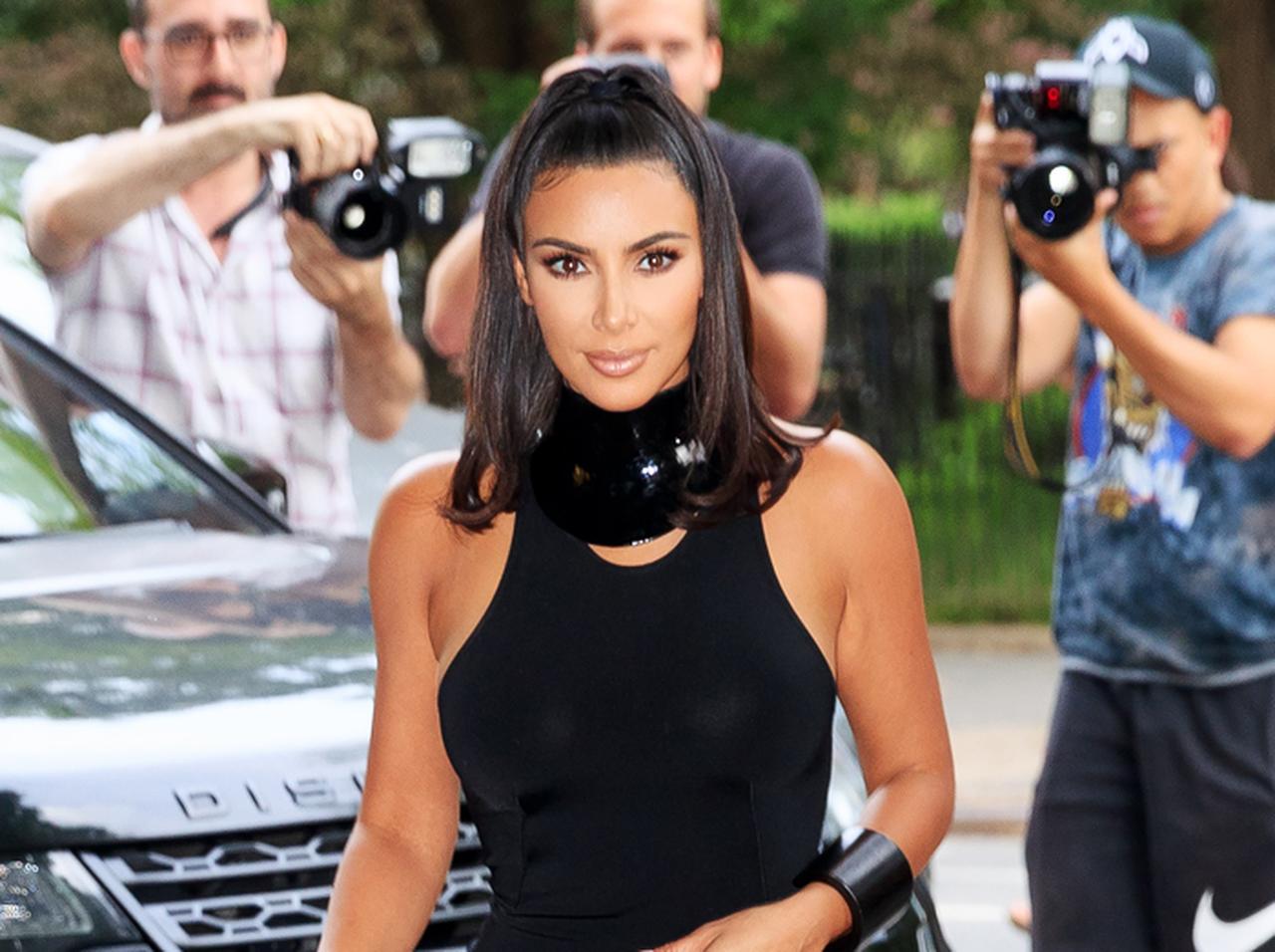 キム・カーダシアン、「KIMONO騒動」の裏で“別件”でも炎上中