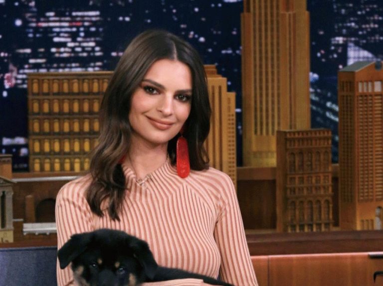 エミリー・ラタコウスキーが愛犬にメロメロ♡おしゃれなリードに注目