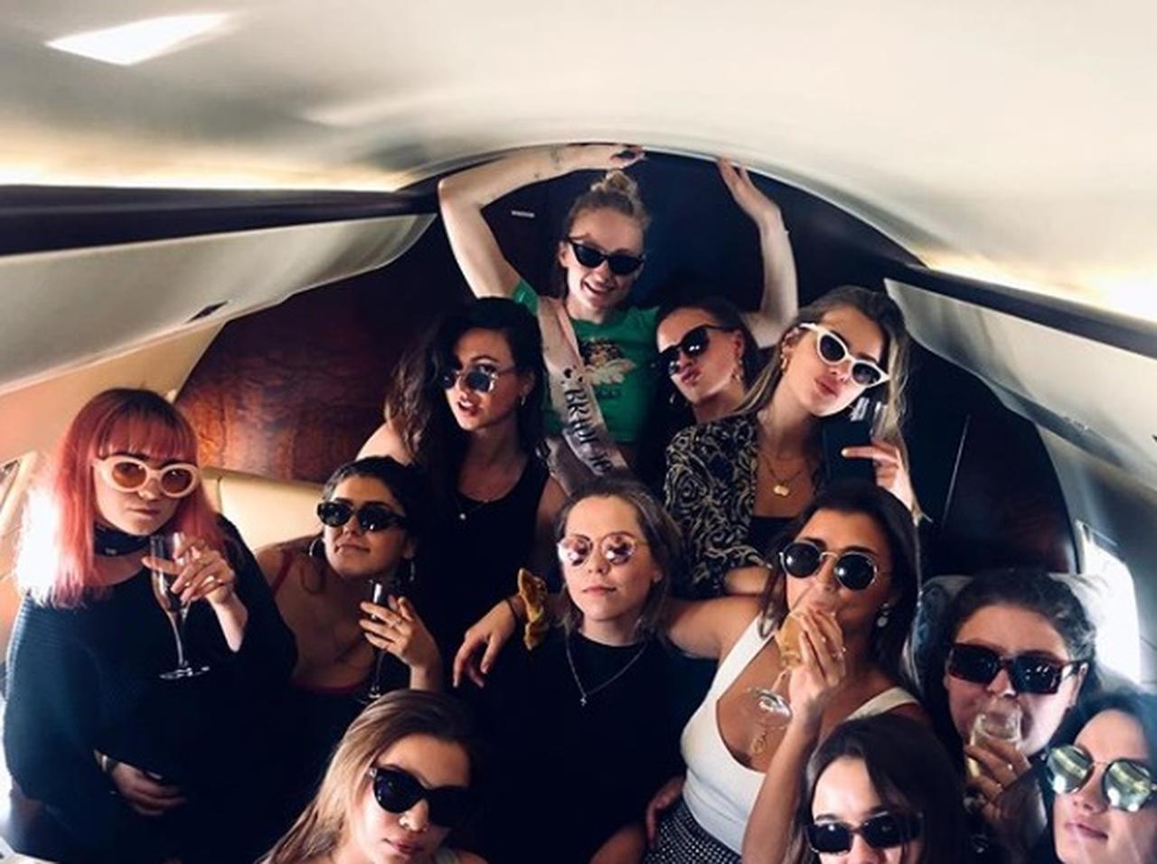 ソフィー・ターナーが「独身さよならパーティー」で女12人旅！メイジー・ウィリアムズも参加