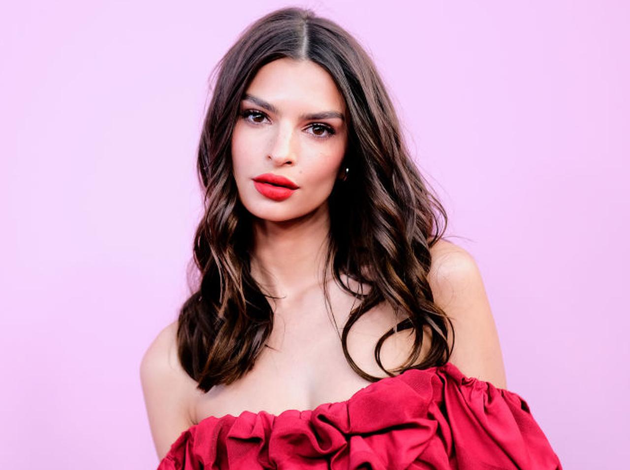 エミリー・ラタコウスキー、半裸写真のおかげで「スーツ着た中年男性より稼いでる」