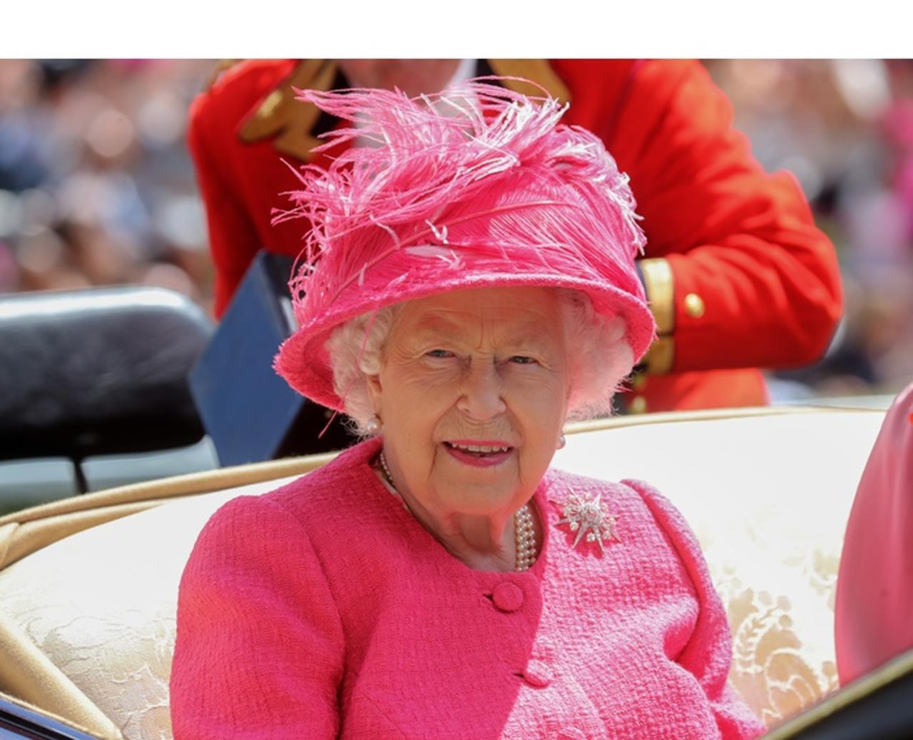 エリザベス女王の首にYOSHIKIのストールが巻きつく【動画アリ】