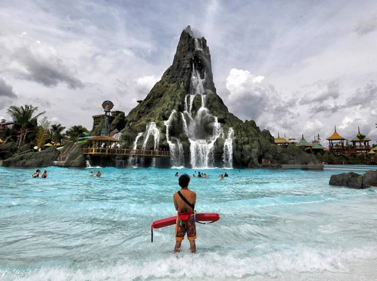 ユニバのウォーターパークで来客が「電気ショック」、一時閉園の事態