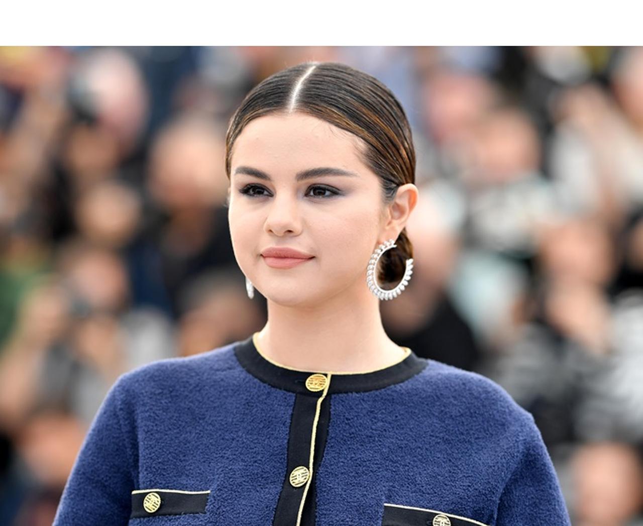 セレーナ・ゴメス、「1973」と書かれたネックレスに込められたメッセージ