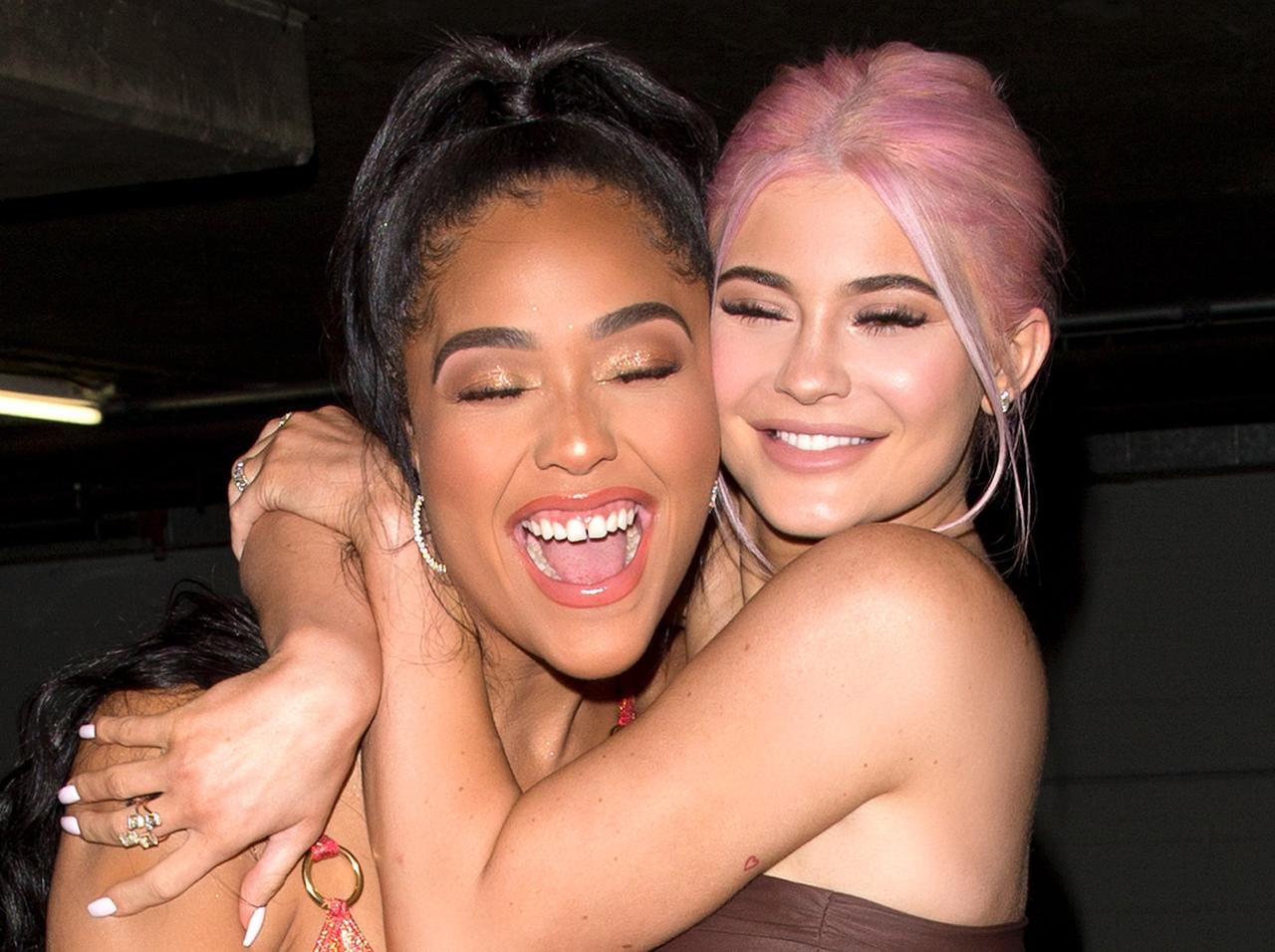 カイリー・ジェンナー、元親友としていたペアルックを 新・親友 に「乗り換え」