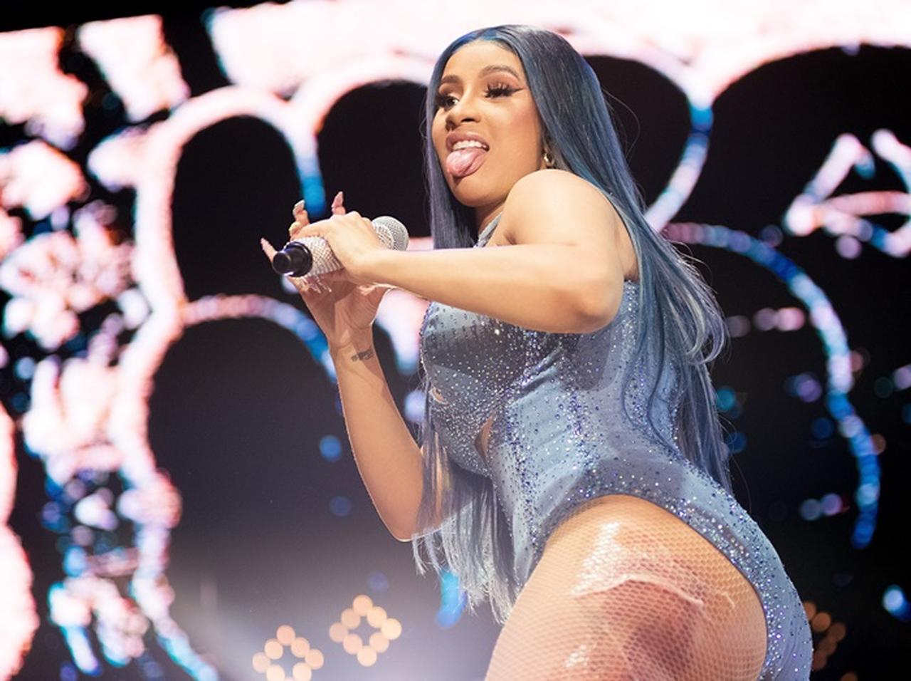 カーディ・B、お尻に「食品用ラップ」をつけたままパフォーマンス