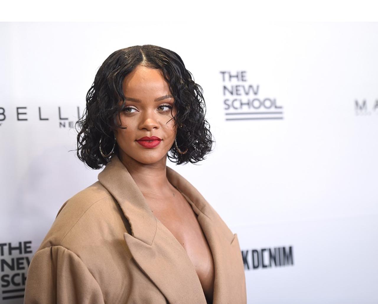 リアーナ、米独立記念日に「移民Tシャツ」を着用