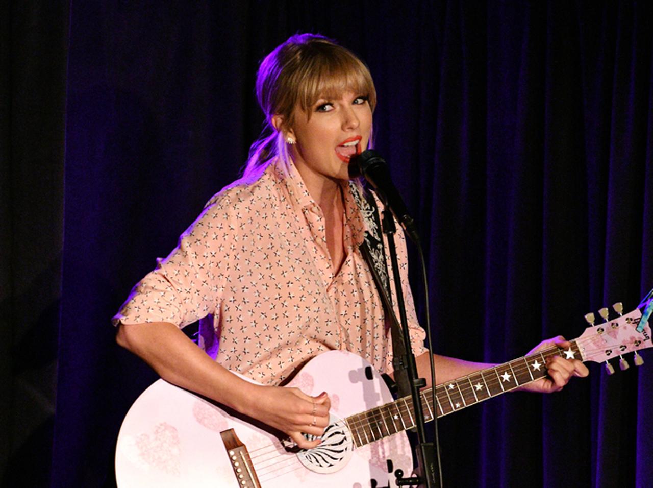 テイラー・スウィフトが因縁の“ジャスティン恩師ら”をステージ上で痛烈ディス