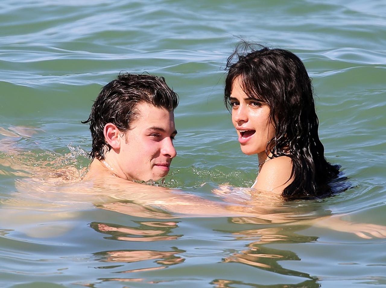 ショーン・メンデス&カミラ・カベロ、海でもラブラブが止まらない