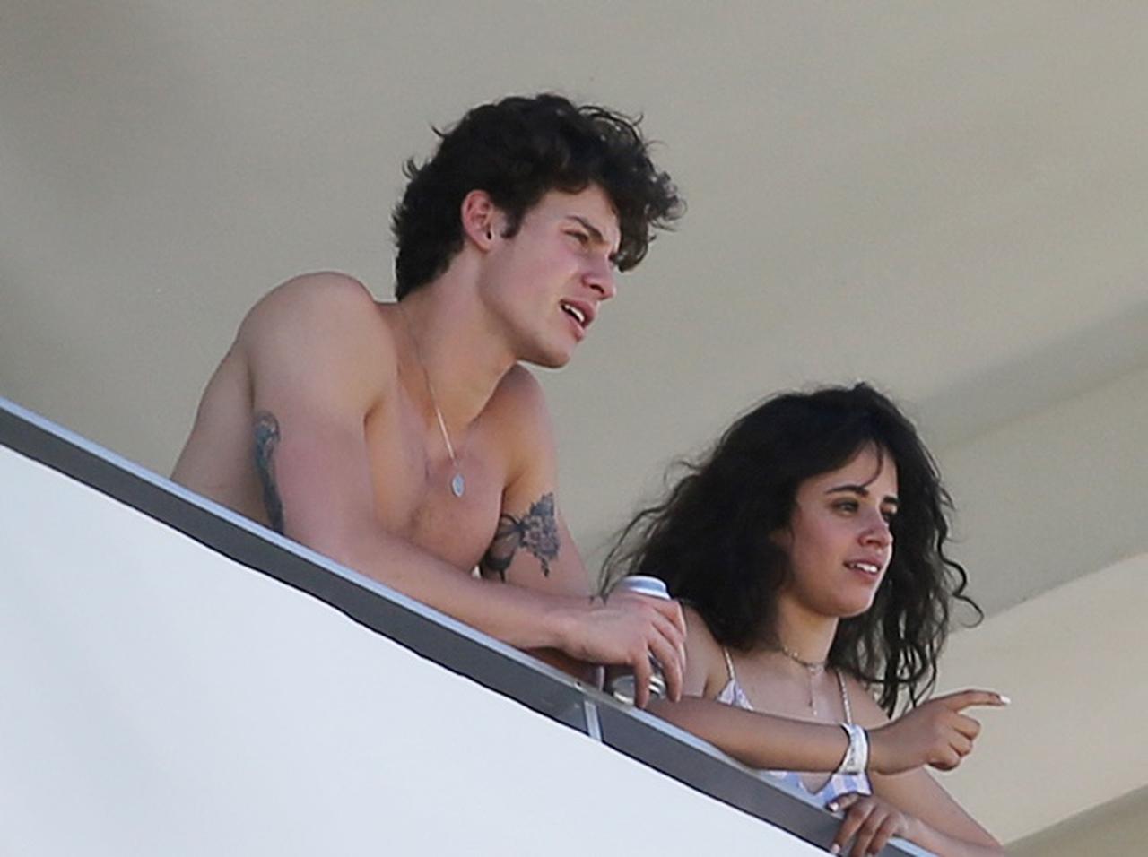 カミラ・カベロ、ショーン・メンデスのライブで調子に乗りすぎて母親に尻を叩かれる