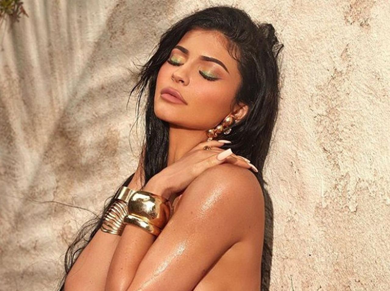 カイリー・ジェンナー、『リトル・マーメイド』に着想得た新作コスメで人魚風メイク