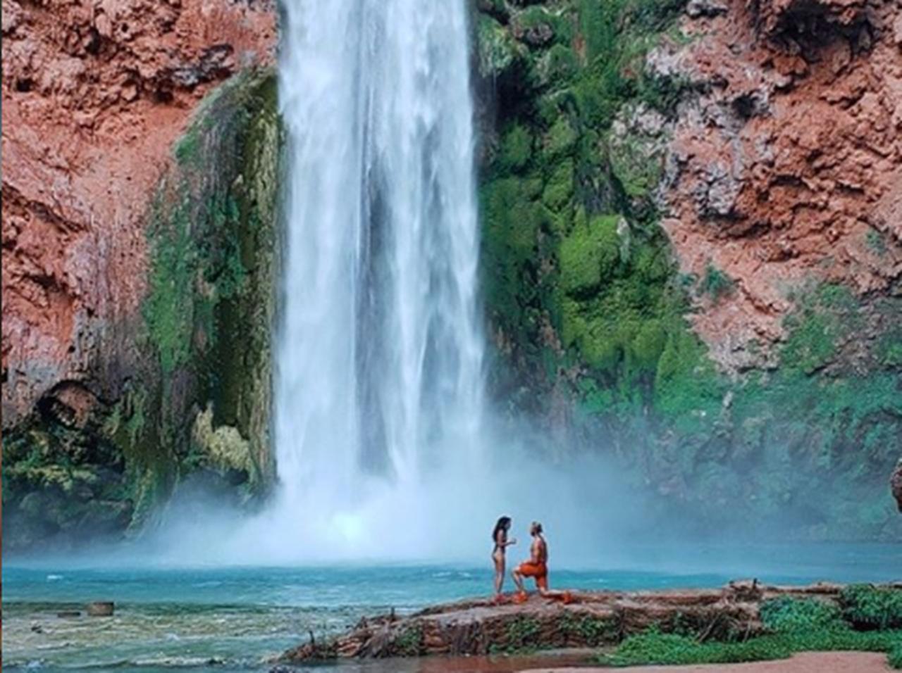 『リバーデイル』女優がメジャーリーガーと婚約、プロポーズの瞬間を動画で公開