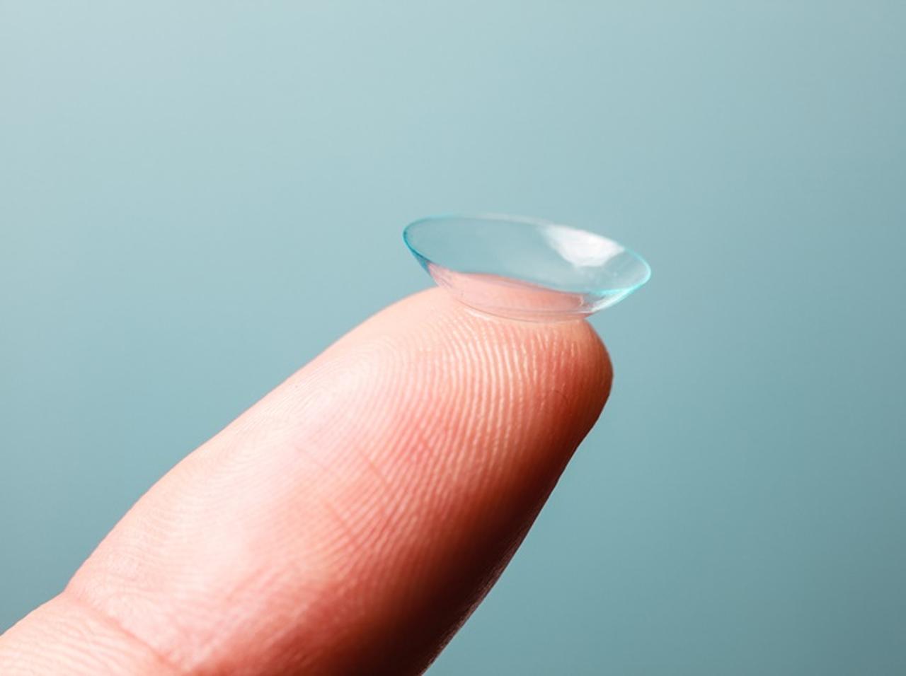 コンタクトレンズをつけたまま「ある事」をした男性が失明