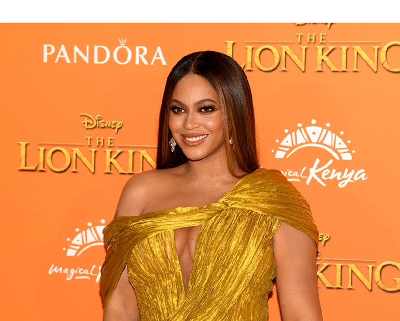 ビヨンセ、危ない場所までスリットが入ったドレスを着用し生足を披露