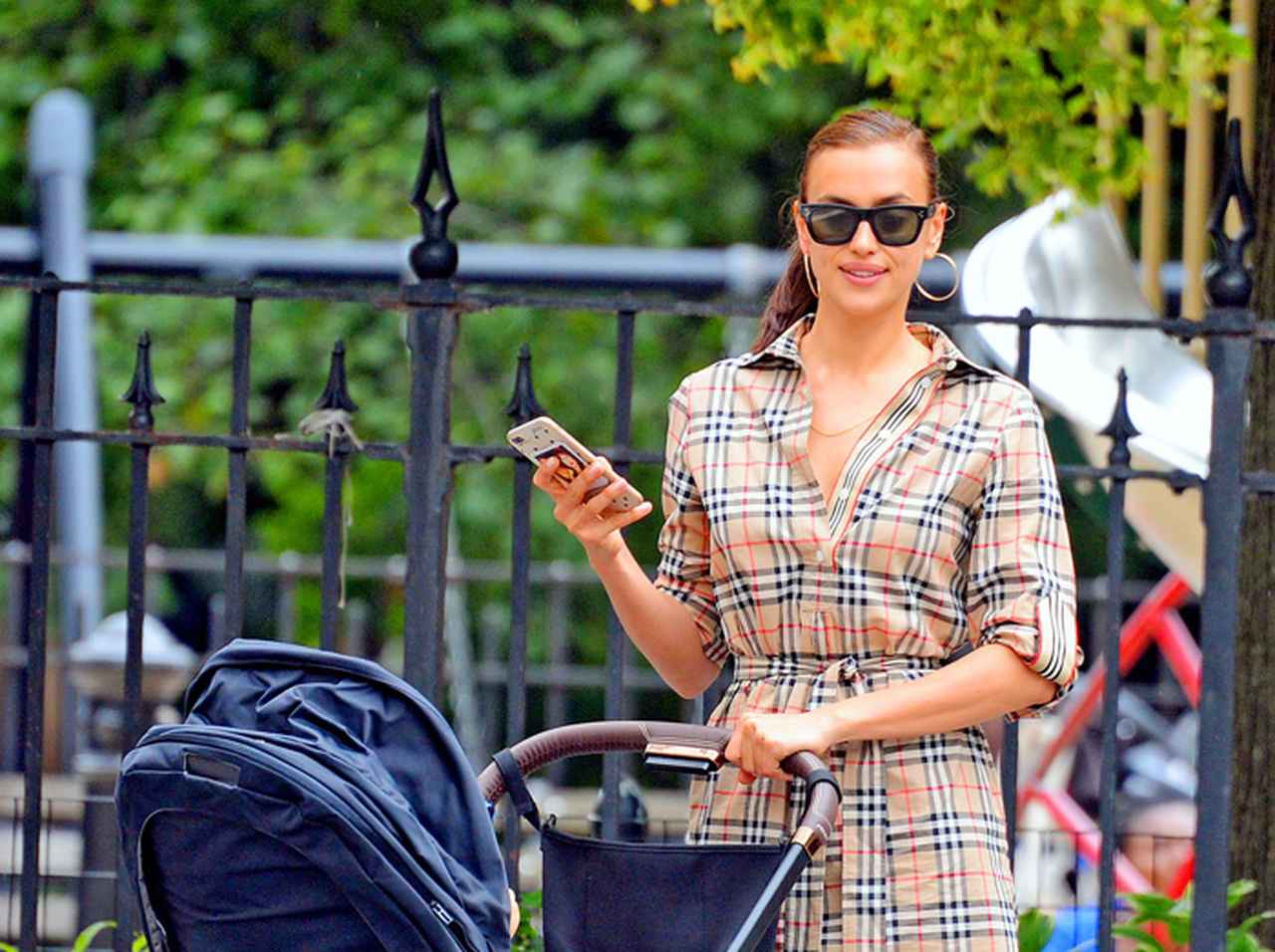 イリーナ・シェイク、バーバリーの親子コーデで娘との絆アピール