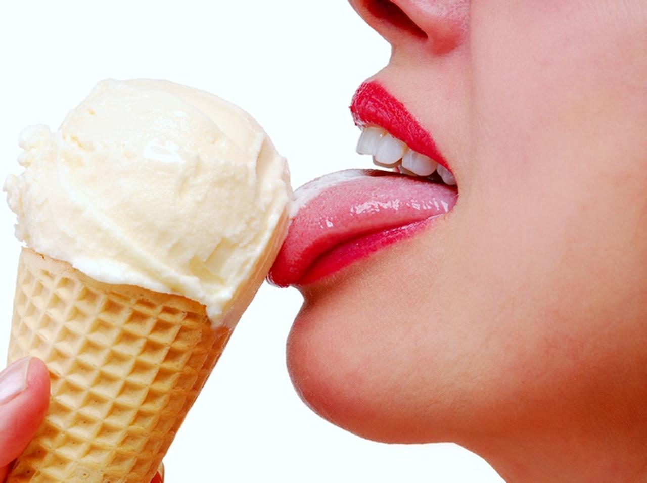 売り物のアイスを舐めて冷凍庫に戻した女性に20年の懲役の可能性が