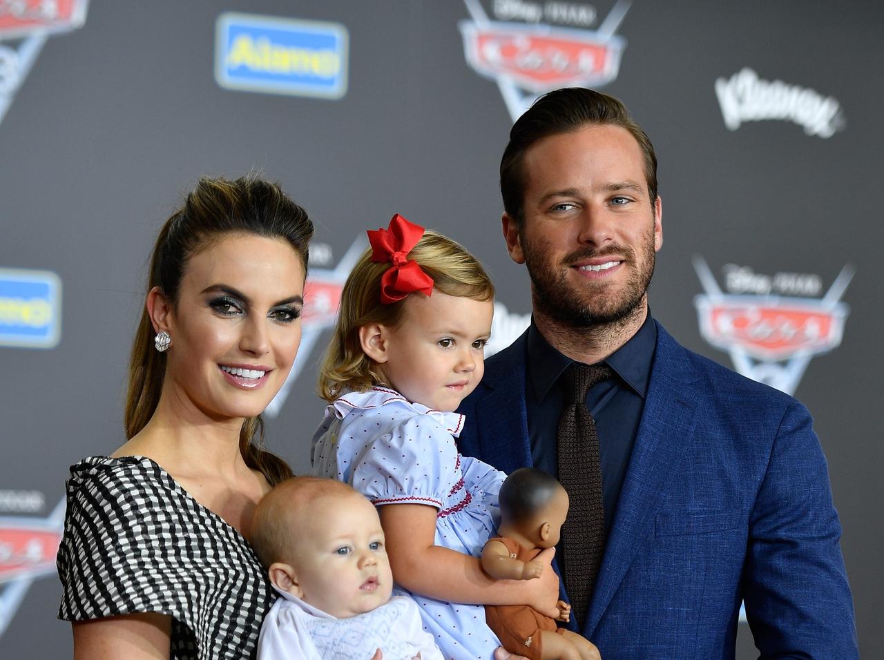 アーミー・ハマー、2歳息子がパパの「足の指」を舐めている動画を公開し炎上