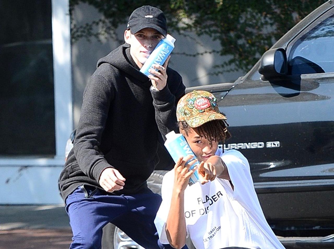 ジェイデン・スミスの決めポーズは「セブンイレブン」で販売中の『JUST』とともに