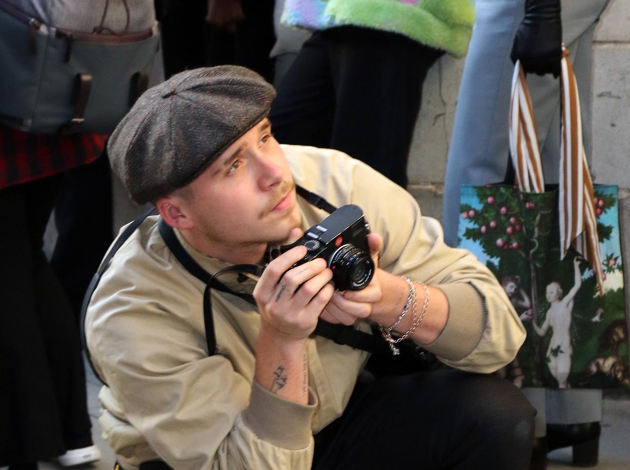 写真家ブルックリン・ベッカム、仕事先で「お茶汲み担当」寸前になっている