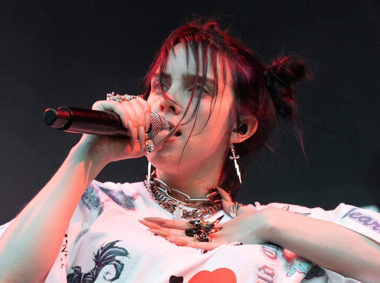 ビリー・アイリッシュがセラピー通いを告白、17歳が抱える「孤独」とは