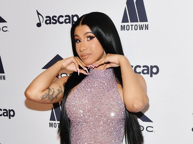 カーディ・Bがファンに「ウィッグ」の返却を求む、心当たりがある方はDMに連絡を