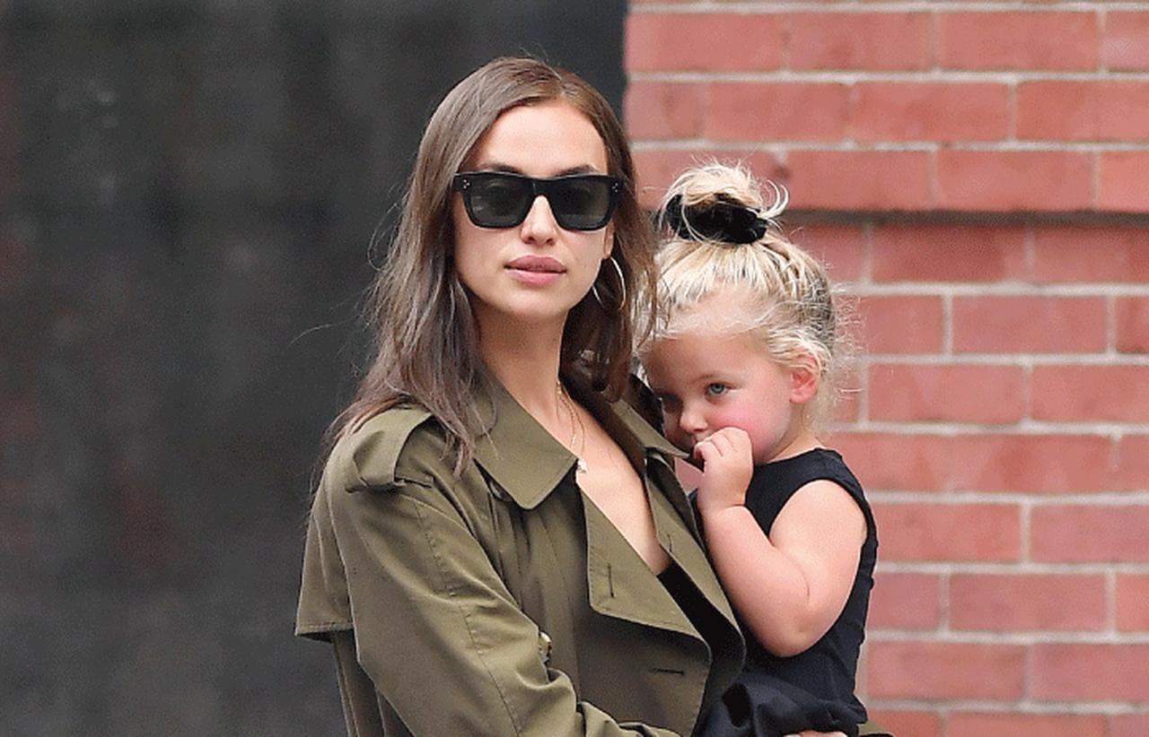 親子レインコーデがオシャレ！トップモデル、イリーナ・シェイクの娘が話題