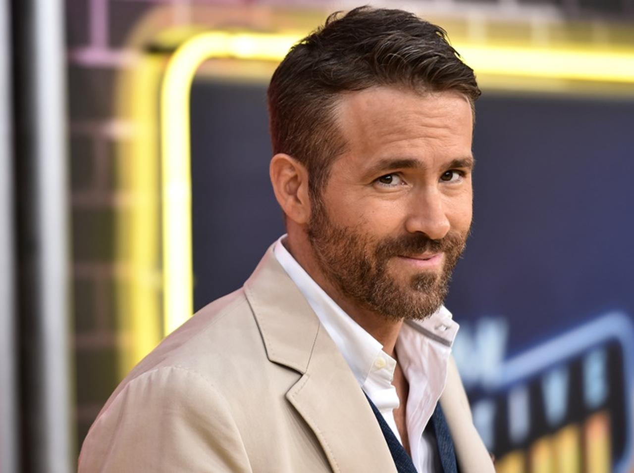 ライアン・レイノルズ、流行りの「回し蹴り」チャレンジに大失敗【動画アリ】