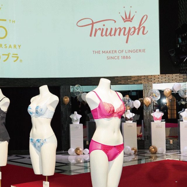 トリンプ「天使のブラ25周年」イベント、歴代トリンプガール登場