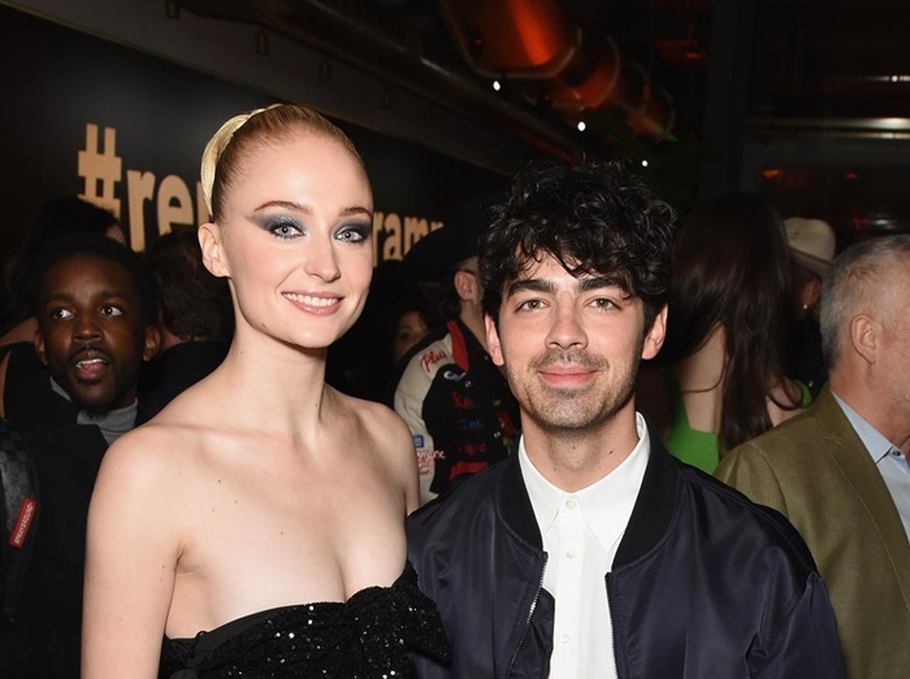 ジョーとソフィーの結婚写真に「養子にして」とコメントしたのは誰