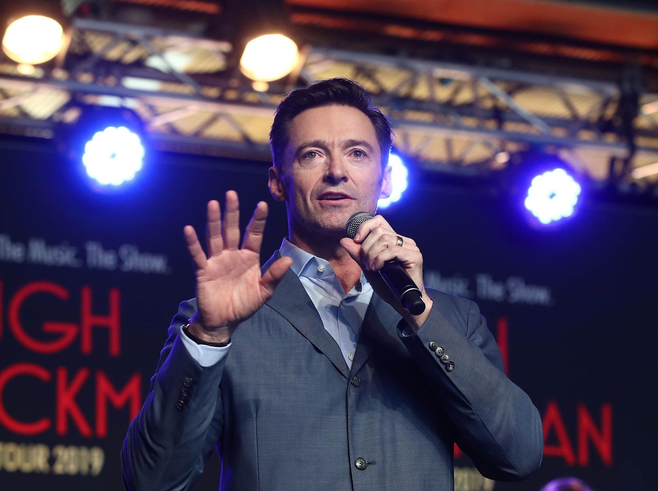 ヒュー・ジャックマン、自身のライブ中にファンのプロポーズを助ける