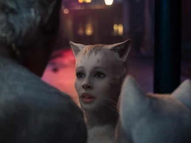 映画版『キャッツ』予告編を見た「本物の」猫たちの反応がおもしろ可愛い