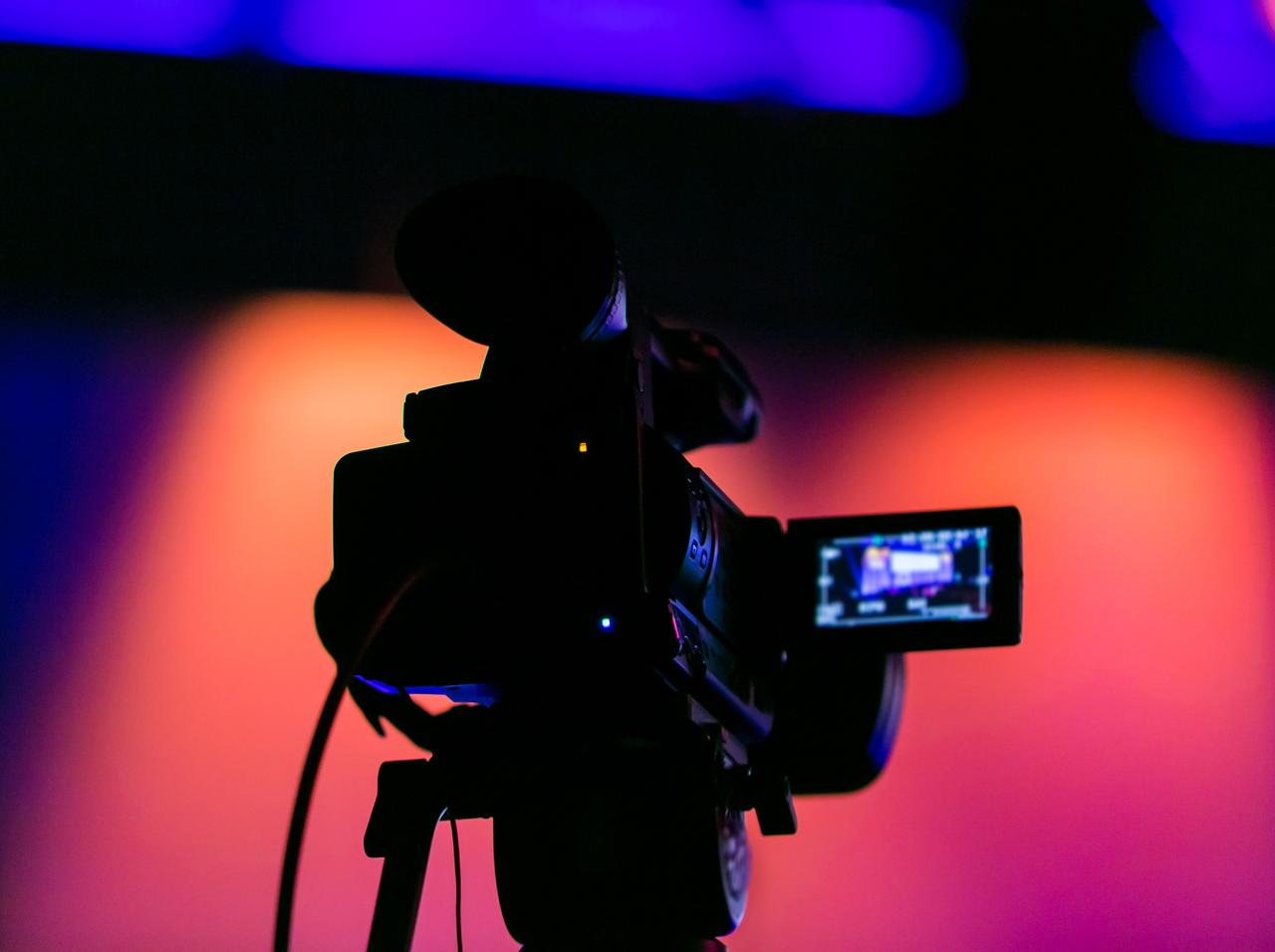 有毒な虫を食べた男性が「ライブ配信中」に死亡、フォロワーを増やそうとした可能性