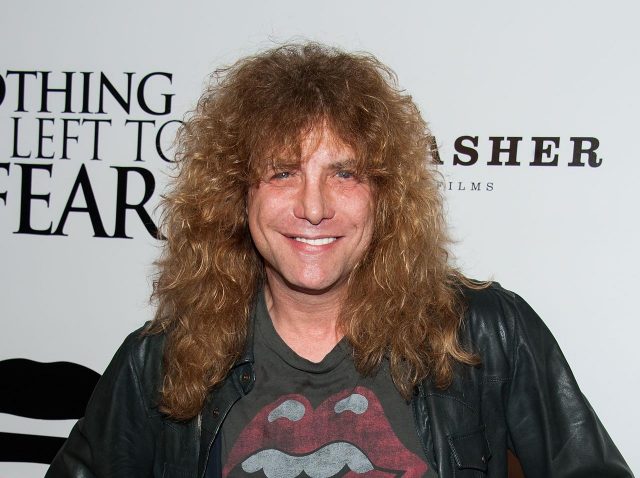 ガンズ・アンド・ローゼズのスティーヴン・アドラーが自分を刺して救急搬送