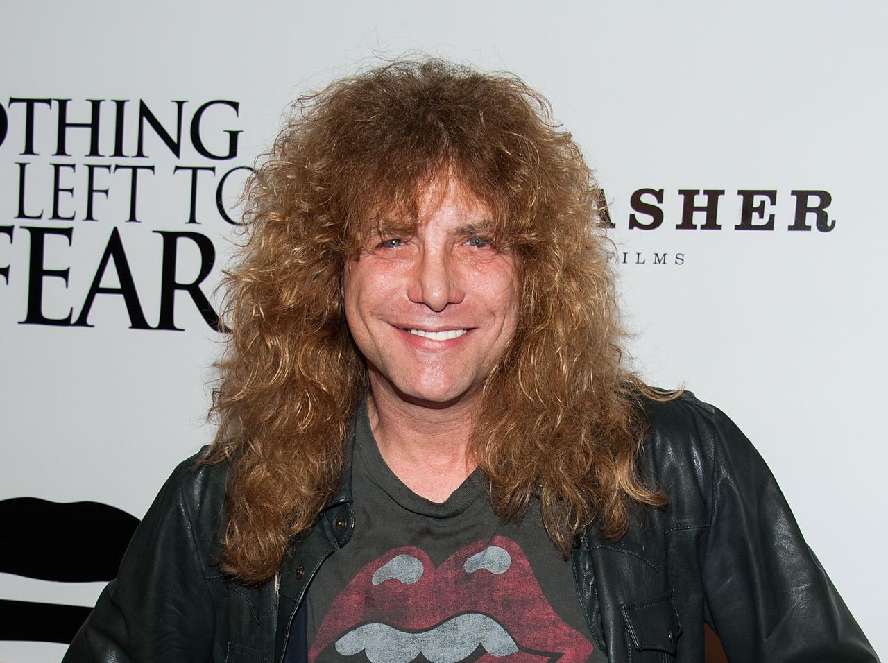 ガンズ・アンド・ローゼズのスティーヴン・アドラーが自分を刺して救急搬送