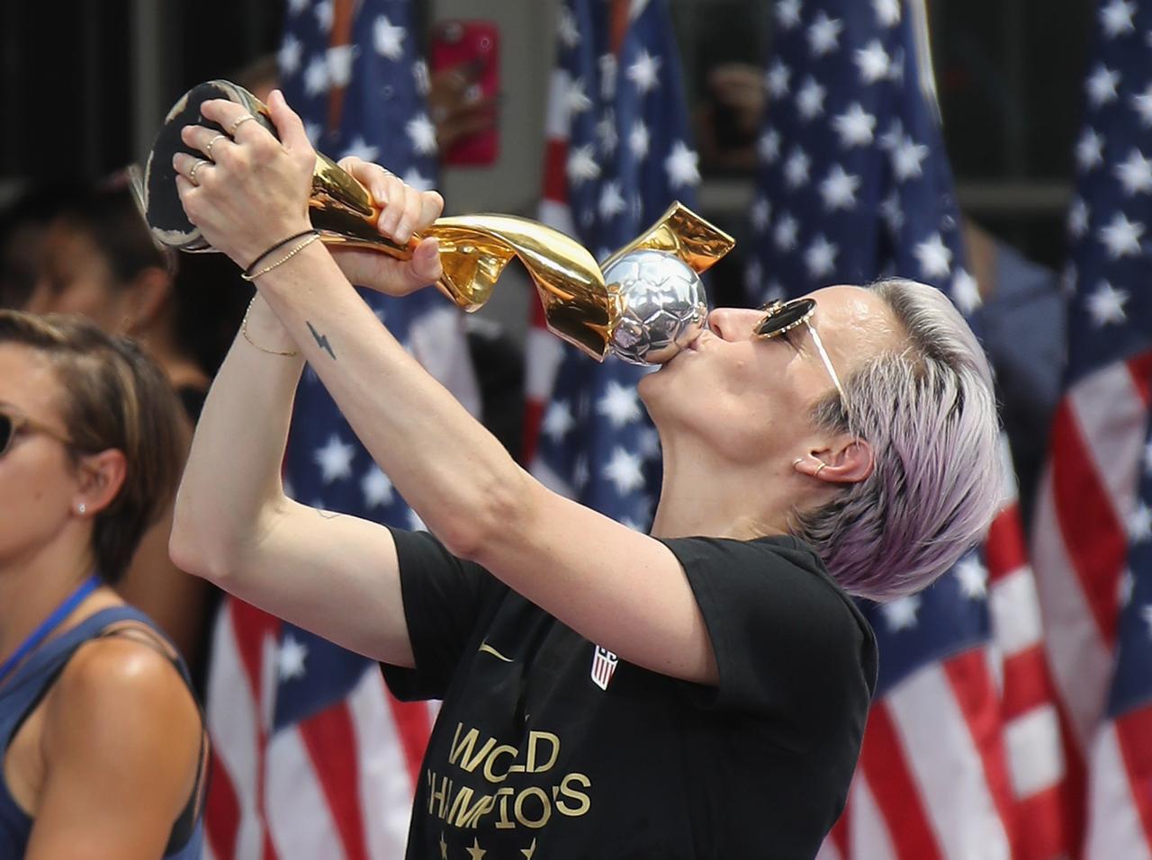 ワールドカップ米女子の凱旋パレードで書かれた「サイン」に全米が大フィーバー