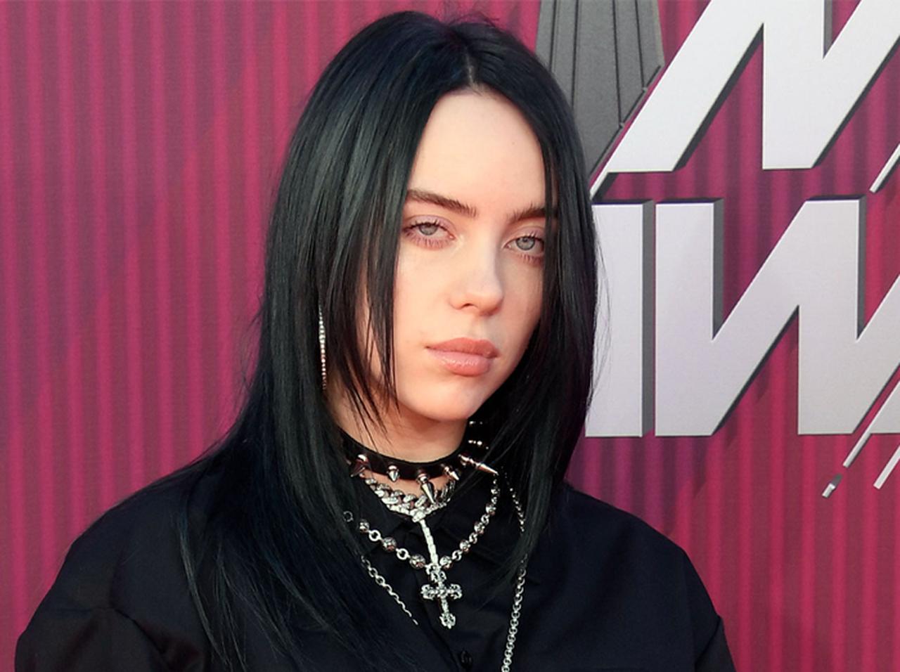 ビリー・アイリッシュ、「予想外のヘアカラー」にイメチェン！