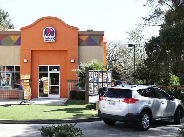 「アンタも飲め」ドライブスルー店員の口に無理やり酒を注いだ美女が逮捕