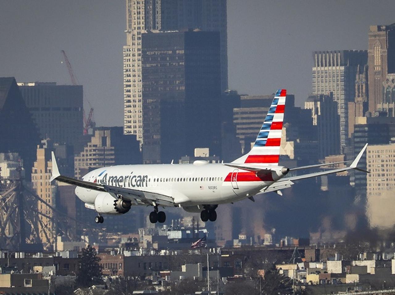 アメリカン航空、「不適切な服装」の女性を搭乗拒否して大バッシング