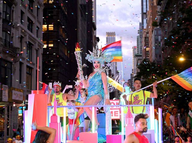 NYでプライド・マーチが大盛況！ドラッグクイーンからレディー・ガガ、シンディ・ローパーまで登場