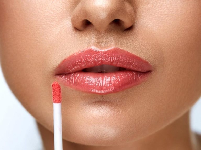 「夏のトレンド・リップ」を崩れにくくするメイクの裏技