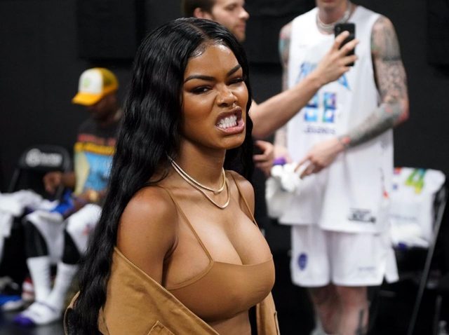 バスケ観戦中のテヤナ・テイラーの腹筋がやばめ【写真アリ】