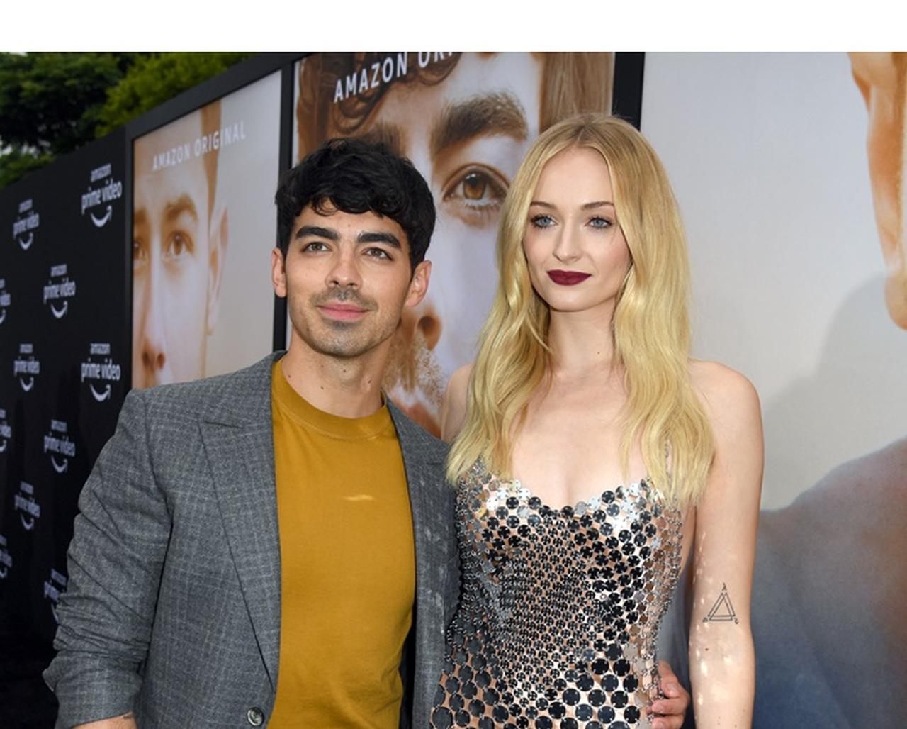 ジョー・ジョナス&ソフィー・ターナーが新しく手に入れたタトゥーに涙