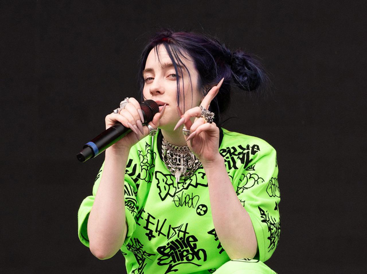 ビリー・アイリッシュ、最愛の兄と「あの歌姫」を“サンドイッチ”