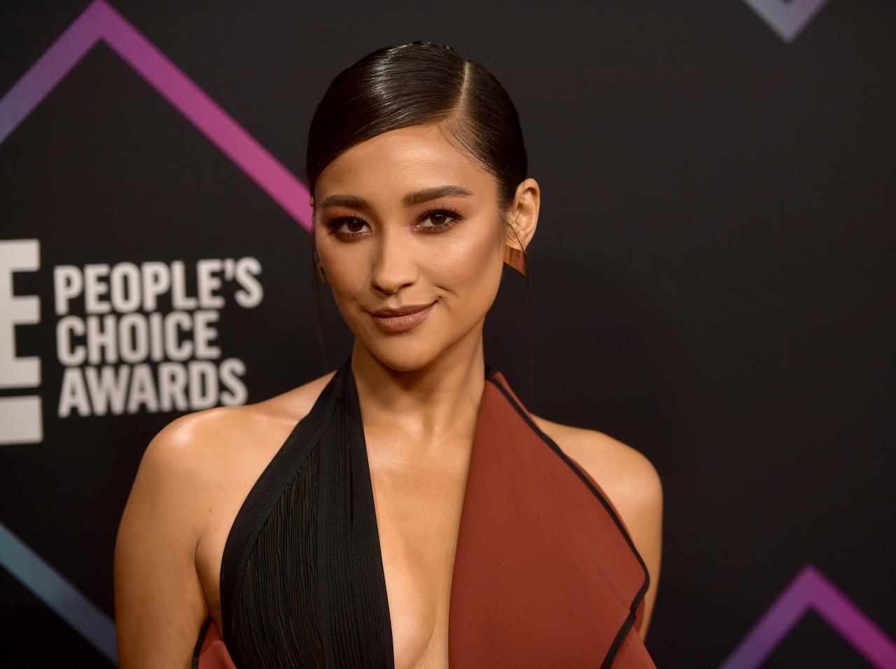 妊娠中のシェイ・ミッチェルがビキニ姿を披露、その「美ボディ」に女性ファンから歓声