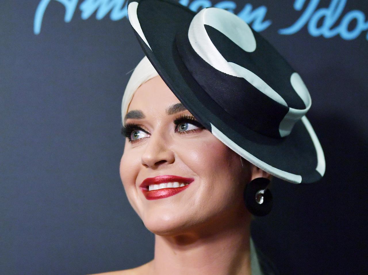 ケイティ・ペリーが新作MVの撮影でハワイのビーチで水着姿に【写真アリ】