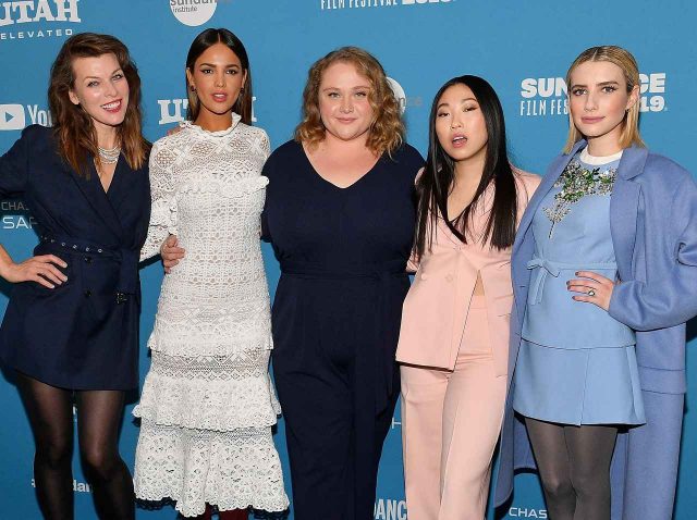 エマ・ロバーツとミラ・ジョヴォヴィッチがSFスリラー『Paradise Hills』で共演【予告編】