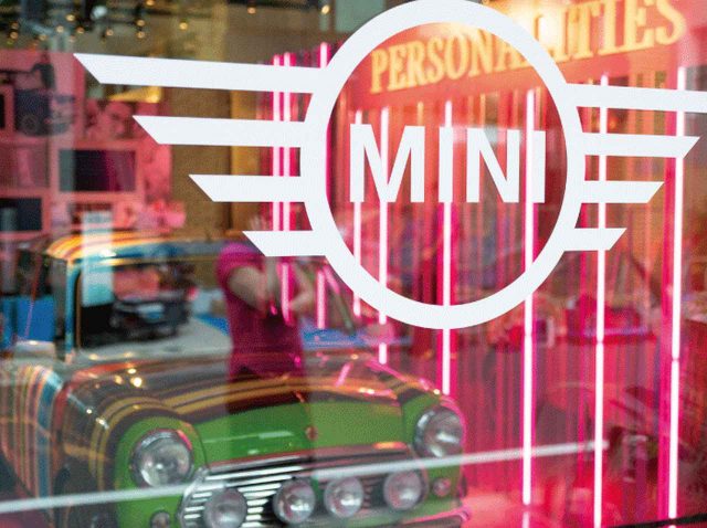 MINI60周年記念イベント開催！ポール・スミスとのコラボ車や特別ペイントも