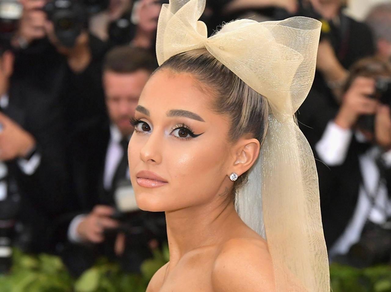 アリアナ・グランデ、「侮辱された」と欠席した授賞式のトロフィーをゲット